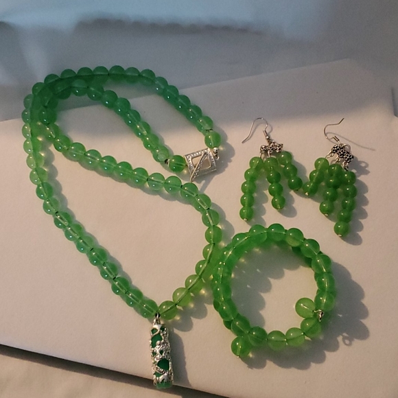 Green Glass Jade with Pendant - Picture 2 of 4